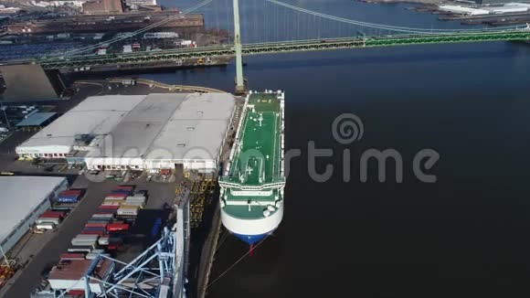 特拉华河航空观景船卸船视频的预览图
