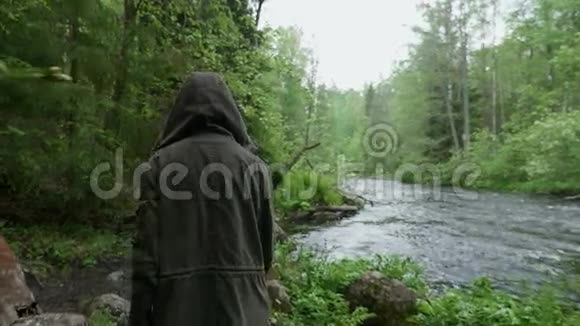 一个小女孩在树林里散步视频的预览图