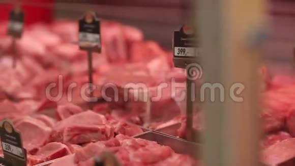 在超市里展示肉制品视频的预览图