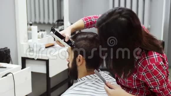 理发师用剪刀剪客户的头发视频的预览图