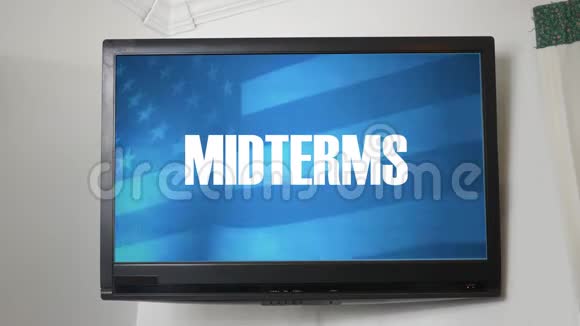 一台电视播放有关中期选举的信息视频的预览图