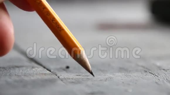 近距离手写回学校用铅笔写视频的预览图