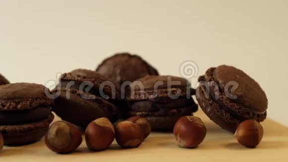 木制桌子上美味的巧克力苹果视频的预览图