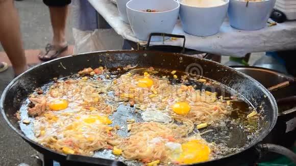 煮食泰国香果酱蛋包视频的预览图