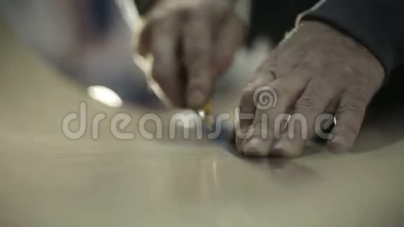 手袋的生产制作手袋用纸板框架视频的预览图