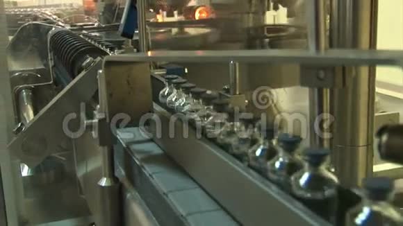 药品的自动化生产装满药瓶生产线上的移动视频的预览图
