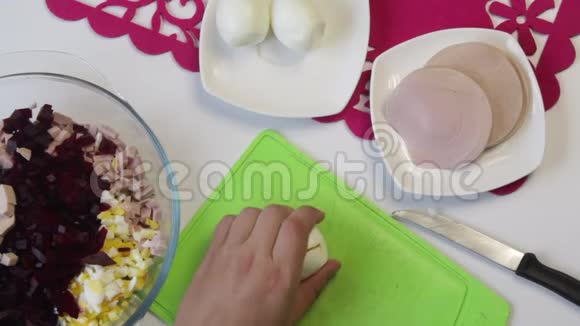 厨师用刀切煮蛋视频的预览图