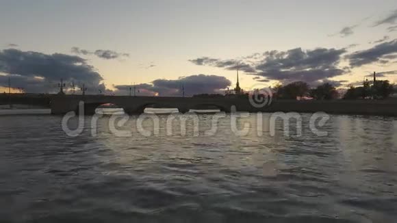 涅瓦河的景色俄罗斯圣彼得堡视频的预览图
