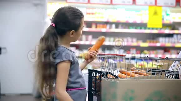 在超市买胡萝卜食品蔬菜的少女视频的预览图