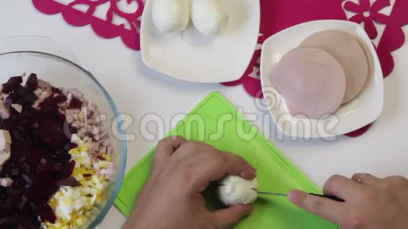 厨师用刀切煮蛋视频的预览图