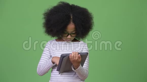 年轻可爱的非洲女孩非洲发型使用数码平板电脑视频的预览图