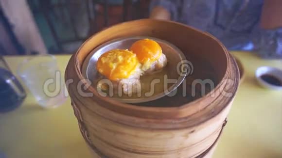 清蒸点心开启不同层次的中国传统美食视频的预览图