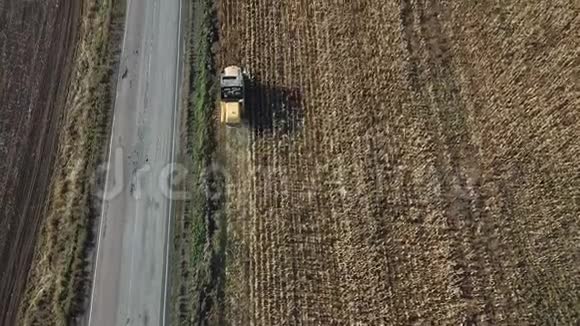 收割机在田里移除玉米视频的预览图