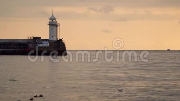 日落时有灯塔的码头视频的预览图
