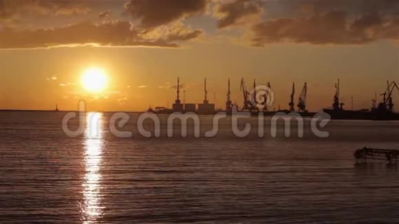 海港日落时在海港的起重机日落时在大型海港视频的预览图