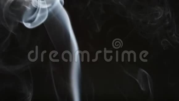 烟雾在黑色背景下将蒸汽吸进香烟烟雾视频的预览图