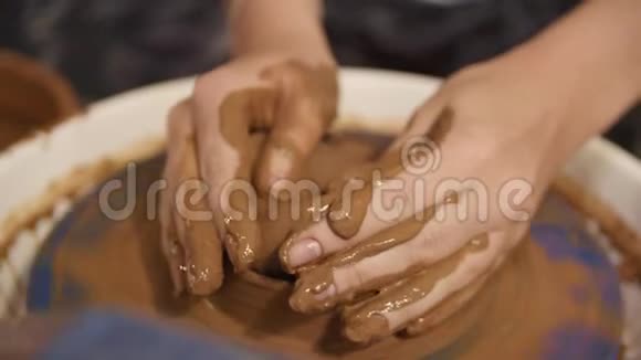 一只陶工的手视频的预览图