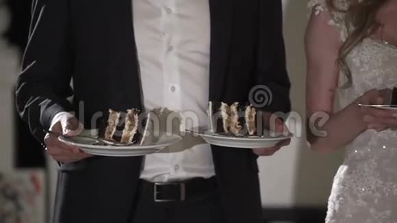 新娘和新郎带着结婚蛋糕视频的预览图