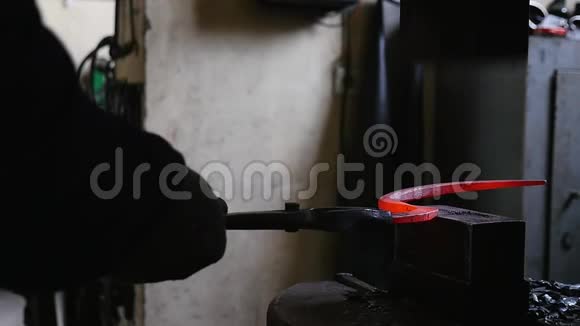 铁匠在机器上敲出炽热的铁钩慢动作视频的预览图