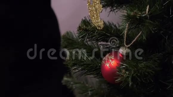 圣诞树圣诞装饰黑色背景的松果bokeh灯光花环视频的预览图