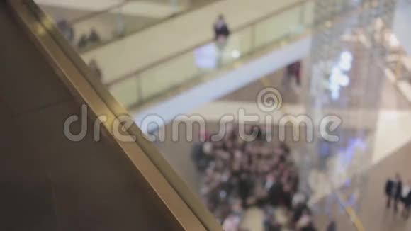 在黑色星期五人们把带有销售标签的棕色袋子放在商场的地板上背景人群视频的预览图