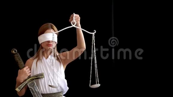 希腊正义女神Themis黑色背景上有剑和鳞片律师和律师的概念视频的预览图