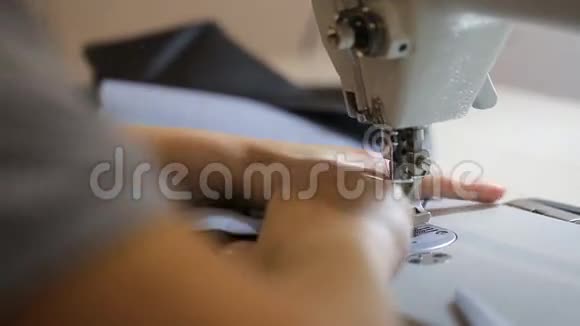 女人为汽车缝制皮箱盖视频的预览图