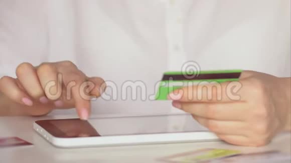 网上银行与智能手机和平板电脑生活方式使用智能手机或数字设备轻松支付通过通信视频的预览图