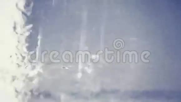 雨滴从车窗上落下来摄像机视频的预览图