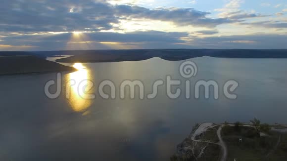 群山之间的湖上日落很大一对夫妇在悬崖边拥抱4k视频的预览图