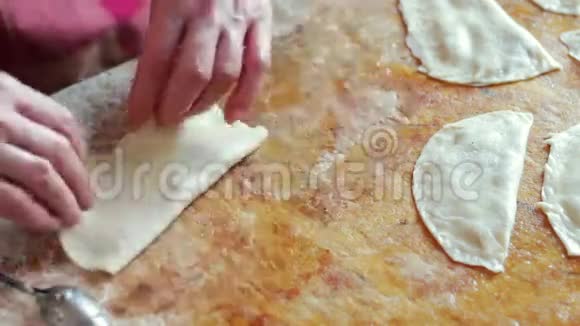女人在家烤肉加入胡椒粉视频的预览图