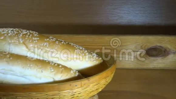 芝麻和滑块面包片面包在面包盒放大镜头视频的预览图