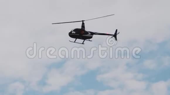 直升机在多云的天空中飞行视频的预览图