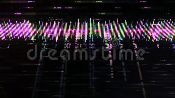 彩色业务均衡器与数字在黑色背景动画带有数字或图表的音乐电脑轨道视频的预览图