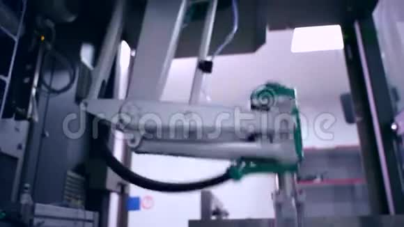 包装线上的机器人手臂自动处理工业设备视频的预览图