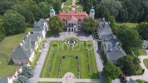 宫殿花园鸟瞰科兹洛卡视频的预览图