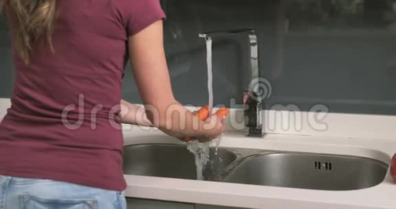 女人洗胡萝卜视频的预览图