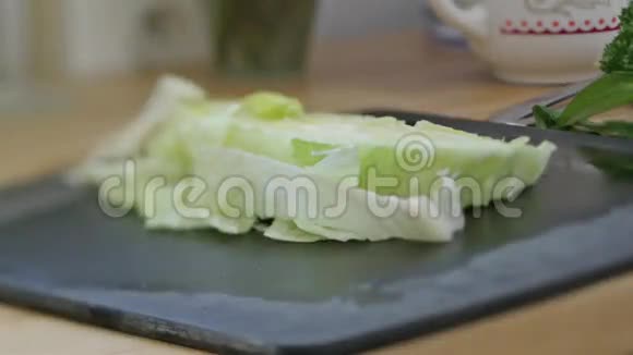 切新鲜的生菜沙拉视频的预览图