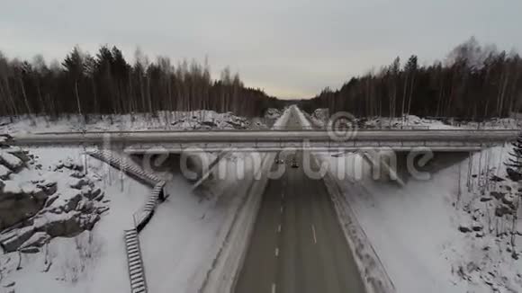 冬天的时候汽车乘公路空中景观视频的预览图