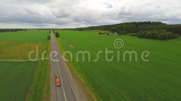 在农村公路上驾驶的汽车上方飞行视频的预览图