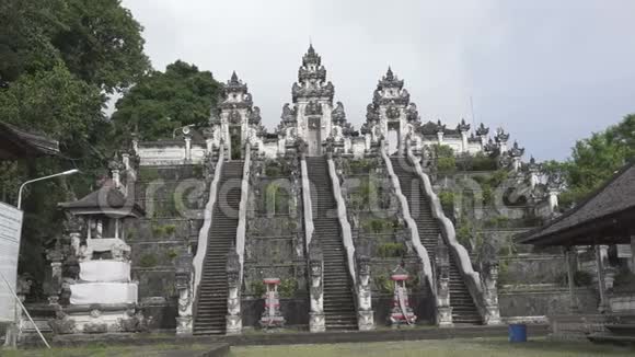 夏日阳光明媚的莱姆普扬寺美丽的台阶印度尼西亚巴厘岛视频的预览图