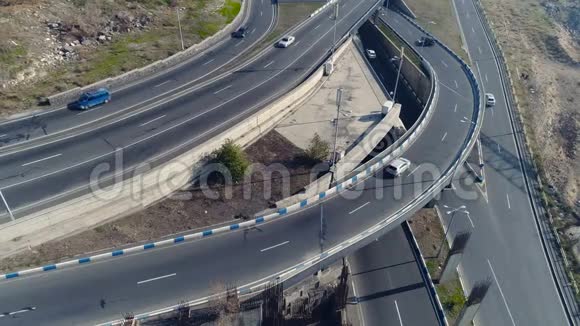 城市曲线道路有车鸟瞰图视频的预览图