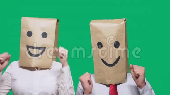 情感概念手势几个人头上戴着袋子画着表情符号微笑快乐笑视频的预览图