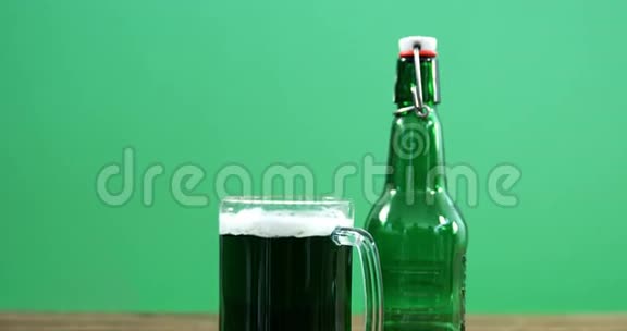 绿品脱啤酒和圣帕特里克桌上的瓶子视频的预览图
