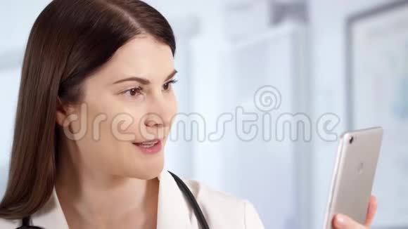 专业女医生在医院病房与病人电话交谈女医生视频的预览图