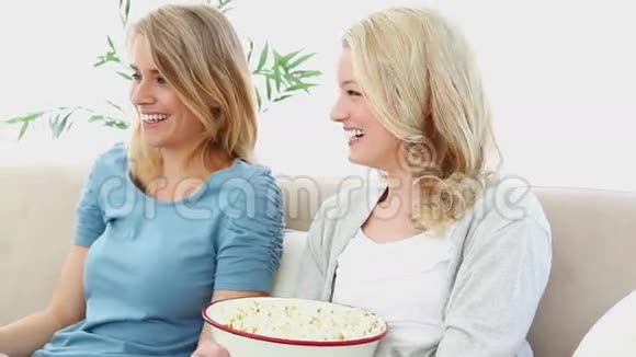 两个金发女人在吃爆米花视频的预览图
