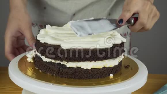 在蛋糕上浇霜做巧克力层蛋糕系列视频的预览图
