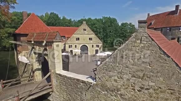 德国吕丁豪森的中世纪城堡的鸟瞰图视频的预览图