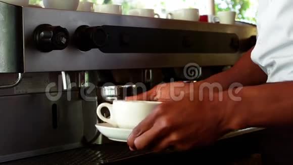 在咖啡馆的柜台上做咖啡的服务生视频的预览图