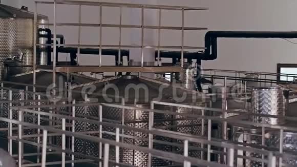 工厂生产和蒸馏葡萄酒的工业设备视频的预览图